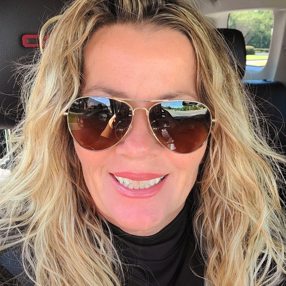 Meet your Posher, Pamela - Picture 2 of 5